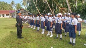 Brimob Latih Disiplin dan Semangat Nasionalisme di SMPN 5 Gunungsitoli Idanoi
