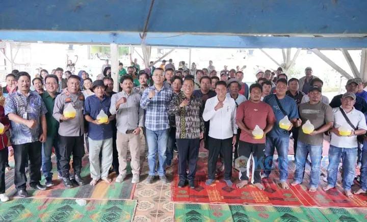 Bupati Karo Serahkan Bantuan Perangkap dan Atraktan Hama Lalat Buah Jeruk kepada Kelompok Tani di Liang Melas Datas