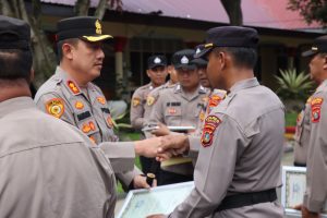 Kapolres Binjai Beri Penghargaan Kepada Personil Sat Binmas