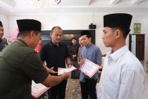 Wali Kota Serahkan Voucher Bantuan Beasiswa Kepada 9 Mahasiswa Yang Akan Menempuh Pendidikan Kuliah di Universitas Al-Azhar Kairo Mesir