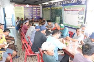 Jumat Curhat Polres Langkat Diwarnai Makan Bersama dengan Penarik Beca dan Sampaikan Pesan Kamtibmas