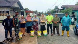 Warga Gosong Telaga Selatan Terima Bantuan Sembako Dampak Cuaca Ekstrem