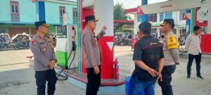 Kapolres Binjai Cek Langsung Lokasi SPBU Serta Bagikan Air Mineral Pada Masyarakat yang Sedang Antri BBM