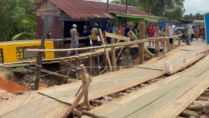 Polda Sumut Bagun Jembatan Darurat di Tapteng