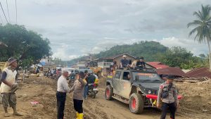 Pemulihan Pascabanjir Tapsel Dipercepat, Personel Brimob Fokus Bersihkan Rumah dan Fasilitas Pendidikan