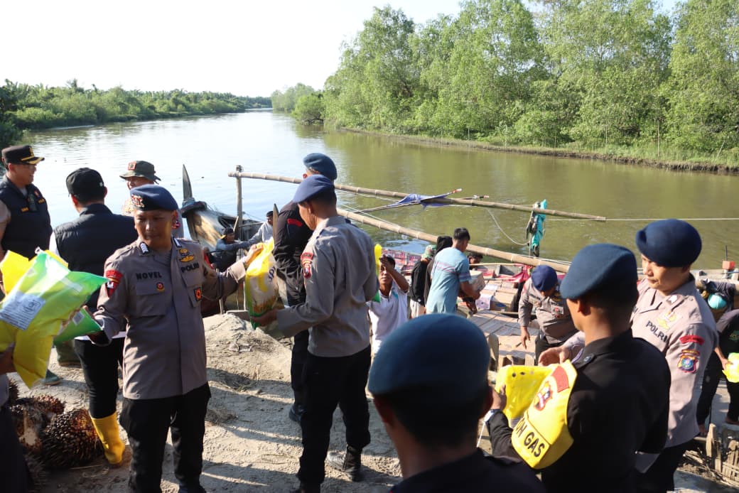 Polres Langkat Distribusikan Bansos dari Kapolda Sumut untuk Korban Banjir di Kabupaten Langkat