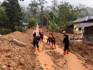 Sat Brimob Polda Sumut Laksanakan Quick Response SAR, Bantu Pembersihan Rumah Warga Terdampak Bencana di Tapanuli Utara