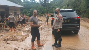 Sigap Bantu Warga di Lokasi Bencana, Brimob Polda Sumut Pulihkan Aktivitas Warga Tapanuli Utara