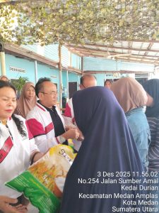 Peduli Korban Bencana Banjir, Godfried Effendi Lubis Salurkan Bantuan Sembako di Medan Amplas