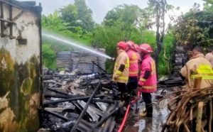 Api dari Pembakaran Sampah Menjalar, Dapur Warga Gebang Hangus Terbakar