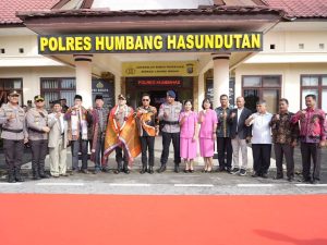 Bupati Humbang Hasundutan Hadiri Penyambutan Kapolres Humbang Hasundutan