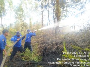 Damkar Humbahas Padamkan Kebakaran Lahan di Desa Purba Dolok, Masyarakat Diimbau Waspada