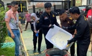 Kejari Tulungagung Musnahkan Ribuan Barang Bukti Narkotika dan Miras