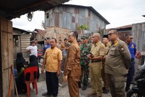 Wakil Wali Kota Sambangi dan Serahkan Bantuan Kepada Korban Kebakaran