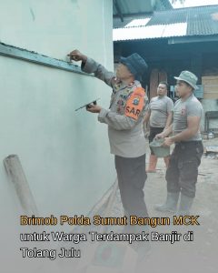 Brimob Polda Sumut Bangun MCK untuk Warga Terdampak Banjir di Tolang Julu