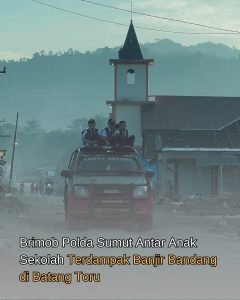 Peduli Masa Depan, Brimob Polda Sumut Antar Anak Sekolah Terdampak Banjir Bandang di Batang Toru