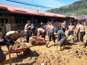 Polri Hadir Bersama Warga, Personel Polda Sumut Bersihkan Selokan dan Lingkungan di Tapteng