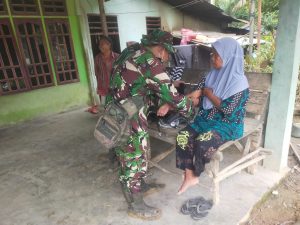 Satgas Posbankes Kodam I/BB Periksa Kesehatan Warga Terdampak Banjir di Aek Ngadol