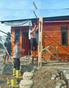 Bersama Warga Bangun Kembali Desa, Brimob Batalyon C Hadir di Lokasi Huntara
