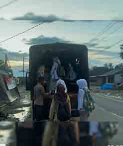 Brimob Sumut Antar Anak-Anak Desa Garoga Tetap Bersekolah di Tengah Dampak Bencana