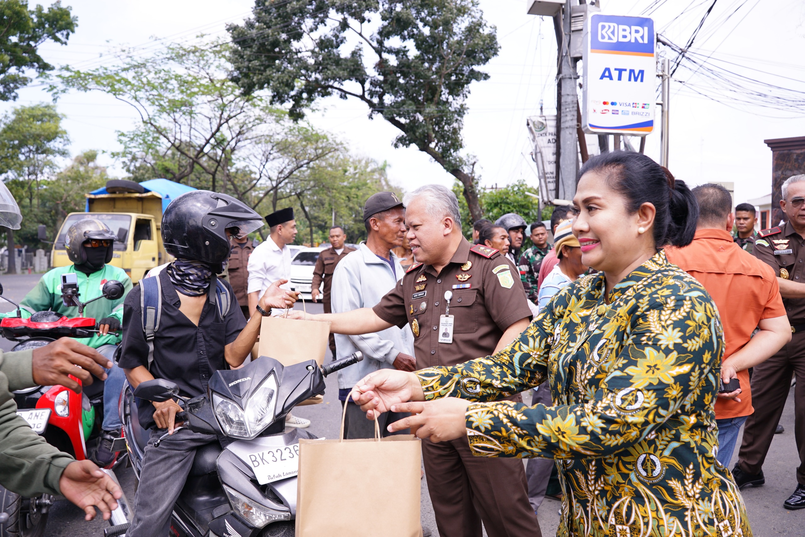 Kajati Sumut Harli Siregar Bagikan Ratusan Paket Takjil Kepada Masyarakat, Petugas Keamanan Hingga PPNPN Kejati Sumatera Utara