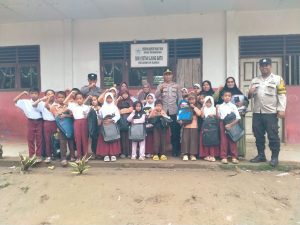 Kapolri Salurkan Ratusan Paket Perlengkapan Sekolah untuk Siswa Terdampak Bencana di Tapteng