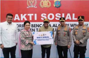 Kapolri dan Ketua Komisi IV DPR RI Salurkan 16 Truk Bantuan untuk Korban Bencana di Tapanuli Tengah
