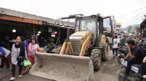 Pemkab Karo Tertibkan Lapak Pedagang yang Menyalahi Aturan di Kawasan Pusat Pasar Berastagi