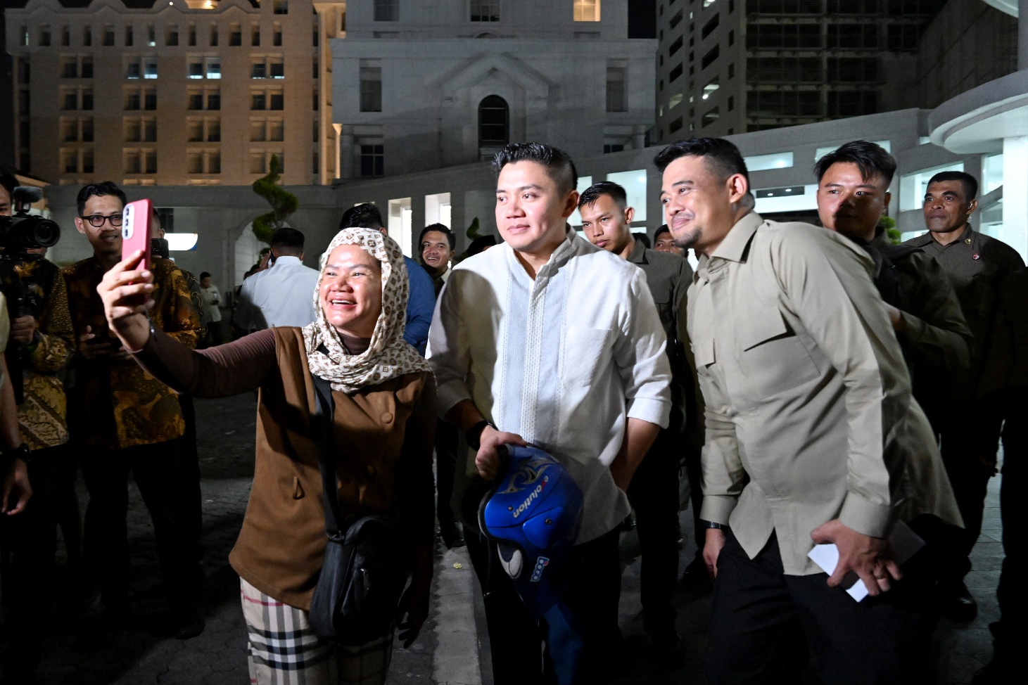 Gubsu Bagikan 2.500 Bingkisan dari Presiden di Malam Idulfitri, Warga Antusias