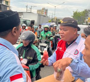 PUK SPTSI-KSPSI Medan Deli dan Kota Medan Bagi-bagi Seribu Jus Jelang Buka Puasa