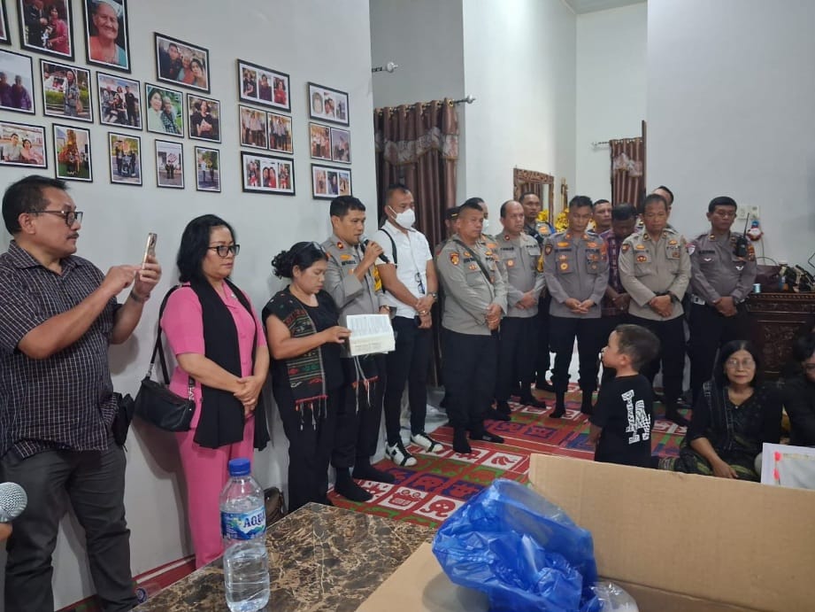 Wakapolres Tanjung Balai Bersama Pejabat Utama Serta Bhayangkari Melayat ke Rumah Duka Putra Kasat Tahti IPDA Sem.H.Sinaga, S.E.