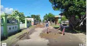 Warga dan Pemerintah Desa Sumberagung Bergotong Royong Perbaiki Jalan Rusak