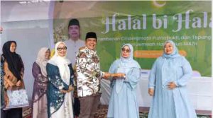 MAN 2 Model Medan Tepung Tawar Calon Haji dan Beri Cenderamata Dua Guru Purnabakti