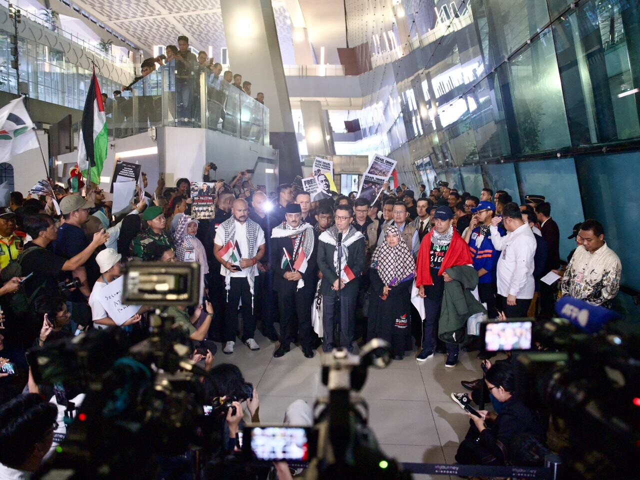 Suasana penyambutan Kemlu, Minggu (24/5/2026) lalu terhadap 9 WNI korban penculikan tentara Israel saat menjalankan misi kemanusiaan Global Sumud Flottila. (Foto: Ist/Aktual Online)