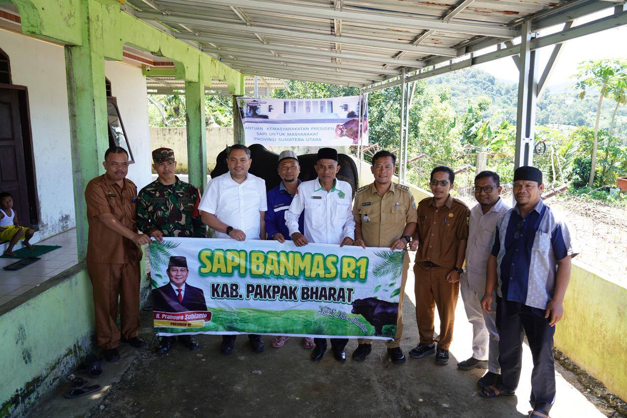 Bupati Pakpak Bharat Serahkan Hewan Kurban Presiden Prabowo di Masjid Al Falah Sukaramai
