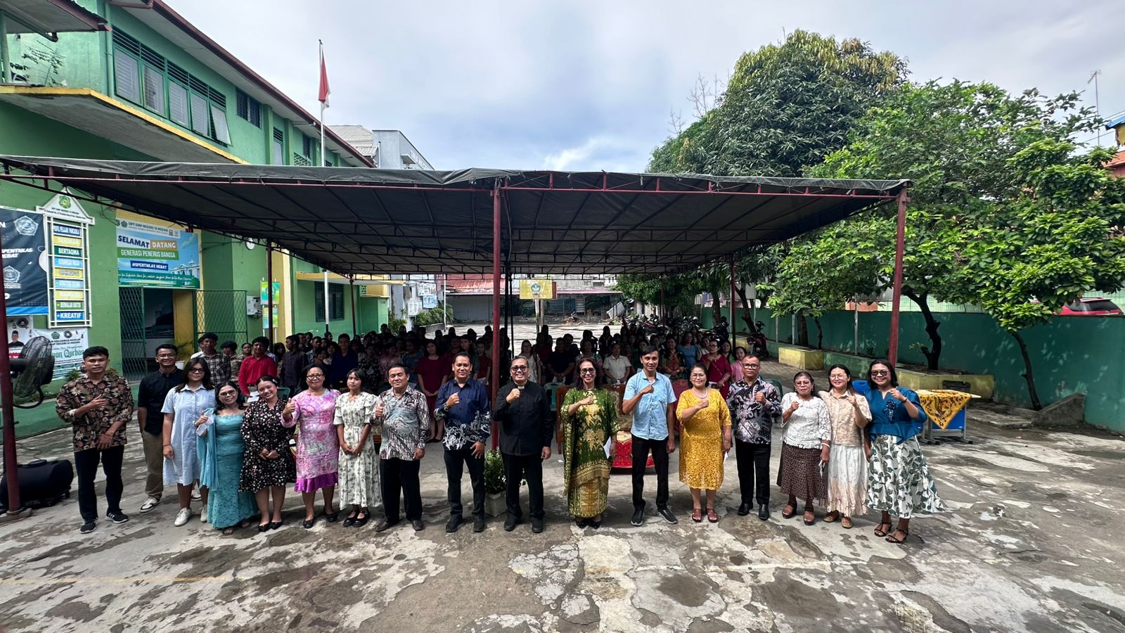 ‎SMPN 13 Medan Peringat Paskah di Halaman Sekolah