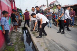 Atasi Banjir Mabar, Rico Waas Instruksikan Normalisasi Drainase Demi Kenyamanan Warga dan Siswa