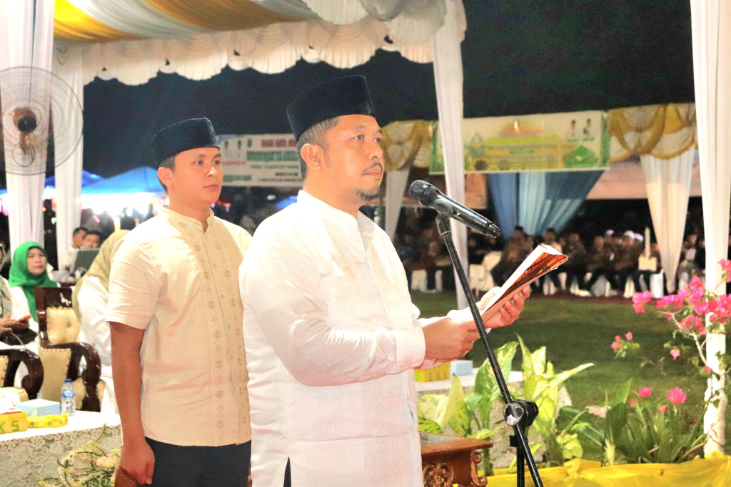 Bupati Paluta Resmi Buka MTQ ke-XIV Tahun 2026 di Simangambat PALUTA – Bupati Padang Lawas Utara (Paluta), Reski Basyah Harahap, secara resmi membuka Musabaqah Tilawatil Qur’an (MTQ) ke-XIV Tingkat Kabupaten Paluta Tahun 2026 di Kecamatan Simangambat, Jumat (22/5/2026) malam. Pembukaan MTQ dipusatkan di Lapangan Umum Desa Langkimat dan berlangsung khidmat. Acara ditandai dengan pembacaan lafaz Bismillahirrahmanirrahim serta pemukulan bedug secara simbolis oleh Bupati Paluta sebagai tanda dimulainya perhelatan keagamaan tersebut. Dalam sambutannya, Bupati Reski Basyah Harahap menyampaikan apresiasi kepada seluruh pihak yang telah berkontribusi menyukseskan pelaksanaan MTQ, mulai dari panitia, Lembaga Pengembangan Tilawatil Qur’an (LPTQ), pemerintah kecamatan dan desa, tokoh masyarakat, hingga para donatur. Ia menegaskan bahwa MTQ bukan sekadar ajang perlombaan membaca Al-Qur’an, tetapi juga menjadi media syiar Islam, sarana pembinaan akhlak, serta wadah untuk menumbuhkan kecintaan terhadap kitab suci Al-Qur’an. “MTQ bukan sekadar ajang perlombaan membaca Al-Qur’an untuk mencari kemenangan semata. Lebih dari itu, MTQ merupakan media syiar Islam, sarana pembinaan akhlak, dan wadah untuk terus menumbuhkan kecintaan kita kepada kitab suci Al-Qur’an,” ujar Bupati. Di tengah perkembangan teknologi dan perubahan sosial yang semakin pesat, Bupati mengajak masyarakat menjadikan Al-Qur’an sebagai pedoman hidup. Ia juga mengimbau masyarakat untuk kembali memakmurkan masjid, menghidupkan majelis taklim, serta memberdayakan rumah-rumah tahfiz sebagai benteng moral generasi muda dari ancaman narkoba, pergaulan bebas, kerusakan moral, hingga judi online. Selain itu, Bupati juga menitipkan pesan kepada para dewan hakim agar menjalankan tugas secara jujur, adil, dan objektif demi melahirkan qari dan qariah terbaik yang mampu mengharumkan nama daerah. “Semoga melalui MTQ ini, kita dapat membumikan nilai-nilai Al-Qur’an, sehingga Kabupaten Paluta kelak menjadi daerah yang baldatun thayyibatun wa rabbun ghafur,” ucapnya. Sementara itu, Ketua Harian LPTQ Kabupaten Paluta, Burhan Harahap, melaporkan bahwa pelaksanaan MTQ ke-XIV berlangsung selama tiga hari, mulai 22 hingga 24 Mei 2026. Menurutnya, kegiatan tersebut tidak hanya menjadi sarana syiar Islam dan penggerak ekonomi masyarakat, tetapi juga bertujuan mencetak peserta berkualitas yang siap mewakili Paluta pada ajang MTQ tingkat Provinsi Sumatera Utara hingga nasional. “Harapan kita, para pemenang nantinya siap mengharumkan nama Paluta di tingkat Provinsi Sumatera Utara, bahkan melaju hingga tingkat nasional,” katanya. Adapun cabang yang diperlombakan meliputi Tilawah Al-Qur’an (tartil, anak-anak, remaja, dewasa), Qira’at Sab’ah, Tahfiz Al-Qur’an 1 hingga 30 juz, Tafsir Al-Qur’an dalam Bahasa Indonesia, Arab, dan Inggris, serta cabang Syarhil Qur’an, Fahmil Qur’an, hingga Karya Tulis Ilmiah Al-Qur’an. MTQ tahun ini diikuti kafilah dari 12 kecamatan se-Kabupaten Paluta, yakni Kecamatan Padang Bolak, Simangambat, Padang Bolak Tenggara, Portibi, Halongonan, Dolok Sigompulon, Padang Bolak Julu, Hulu Sihapas, Dolok, Halongonan Timur, Ujung Batu, dan Batang Onang. Pelaksanaan MTQ ke-XIV ini didukung pembiayaan dari APBD Kabupaten Paluta Tahun Anggaran 2026, serta bantuan para donatur dan sponsor yang tidak mengikat. Turut hadir dalam kegiatan tersebut Wakil Bupati Paluta Basri Harahap, Ketua DPRD Paluta Mula Rotua Siregar, unsur Forkopimda, Sekretaris Daerah Patuan Rahmat Syukur P Hasibuan, Kementerian Agama, MUI, DMI, FKUB, Muslimat NU, pimpinan OPD, para camat, dan undangan lainnya.