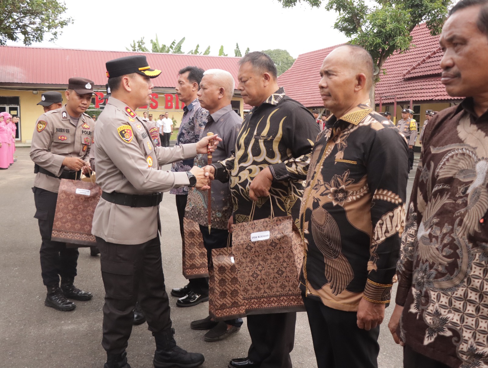 Polres Binjai Lepas Personil Yang Purnabakti Dengan Tradisi Kepolisian