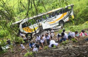 Bus Rombongan Puluhan Anak Sekolah Minggu Asal Indrapura Masuk Jurang di Toba