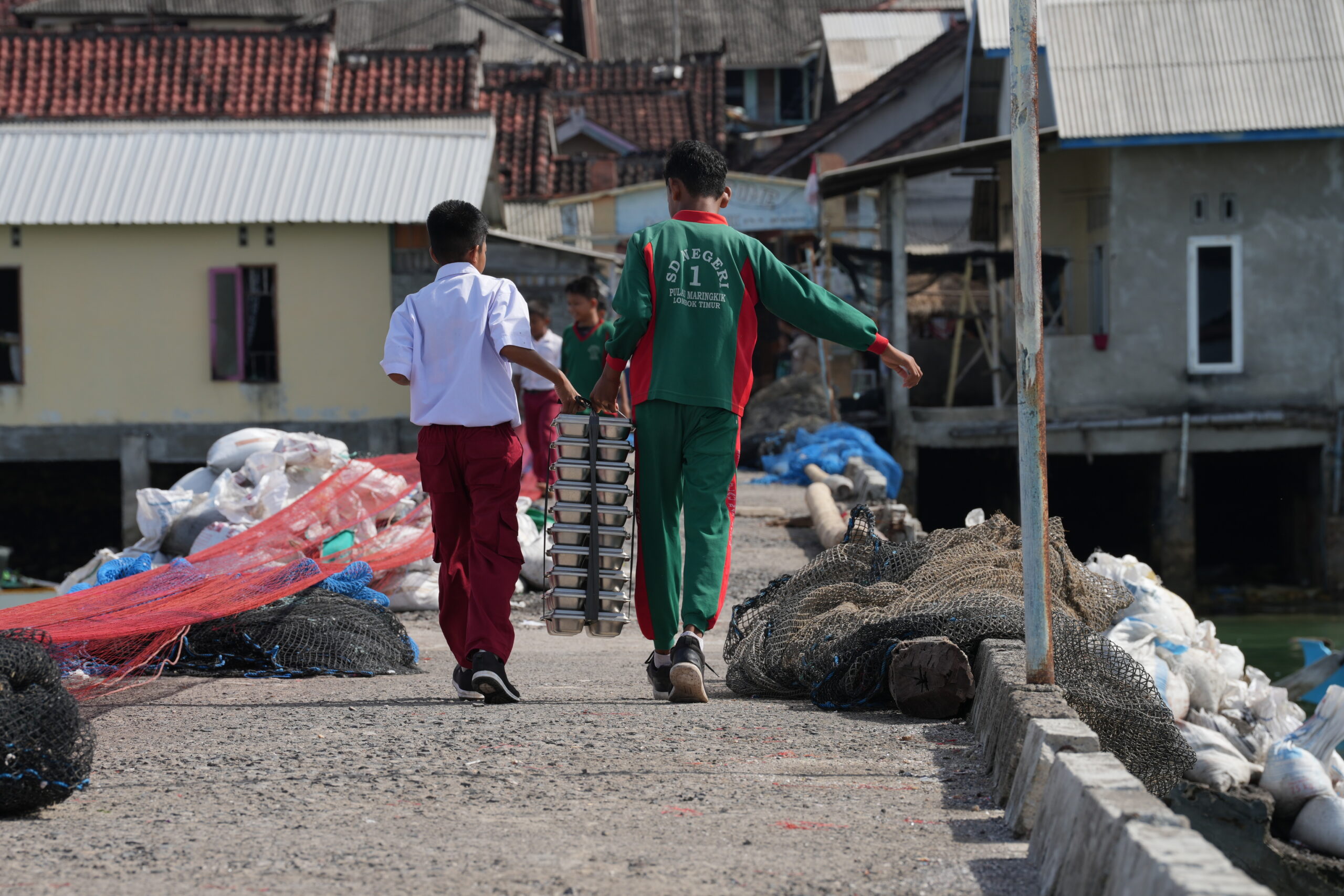 Siswa SD di Lombok Timur membawa MBG.(Foto: Ist/Aktual Online)