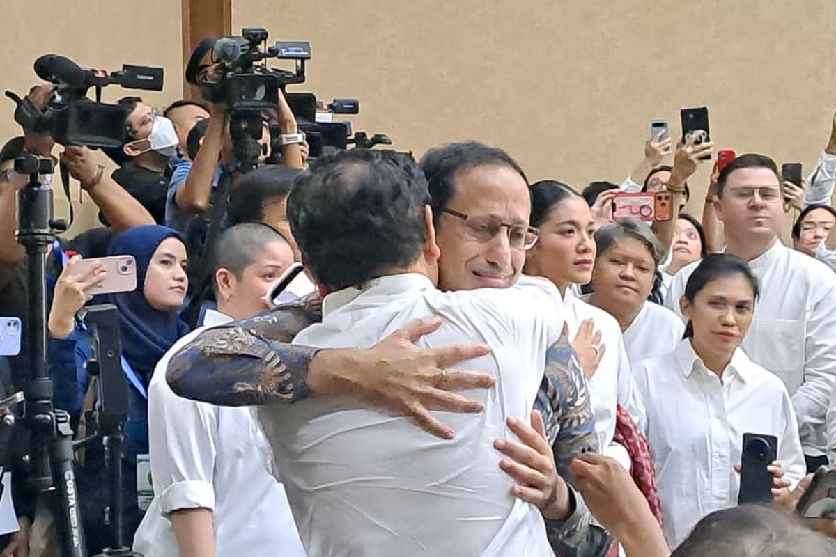 Eks Menteri Pendidikan, Kebudayaan, Riset, dan Teknologi Nadiem Makarim memeluk salah satu pendukungnya menjelang sidang vonis dalam kasus korupsi pengadaan laptop berbasis Chromebook di Pengadilan Tipikor Jakarta, Selasa (30/6/2026).