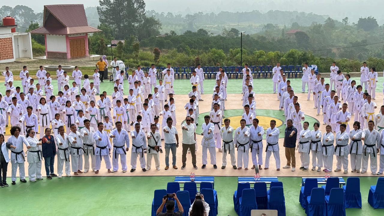 Bupati JTP Hutabarat Resmikan Ujian Kenaikan Sabuk Kyu Wadokai