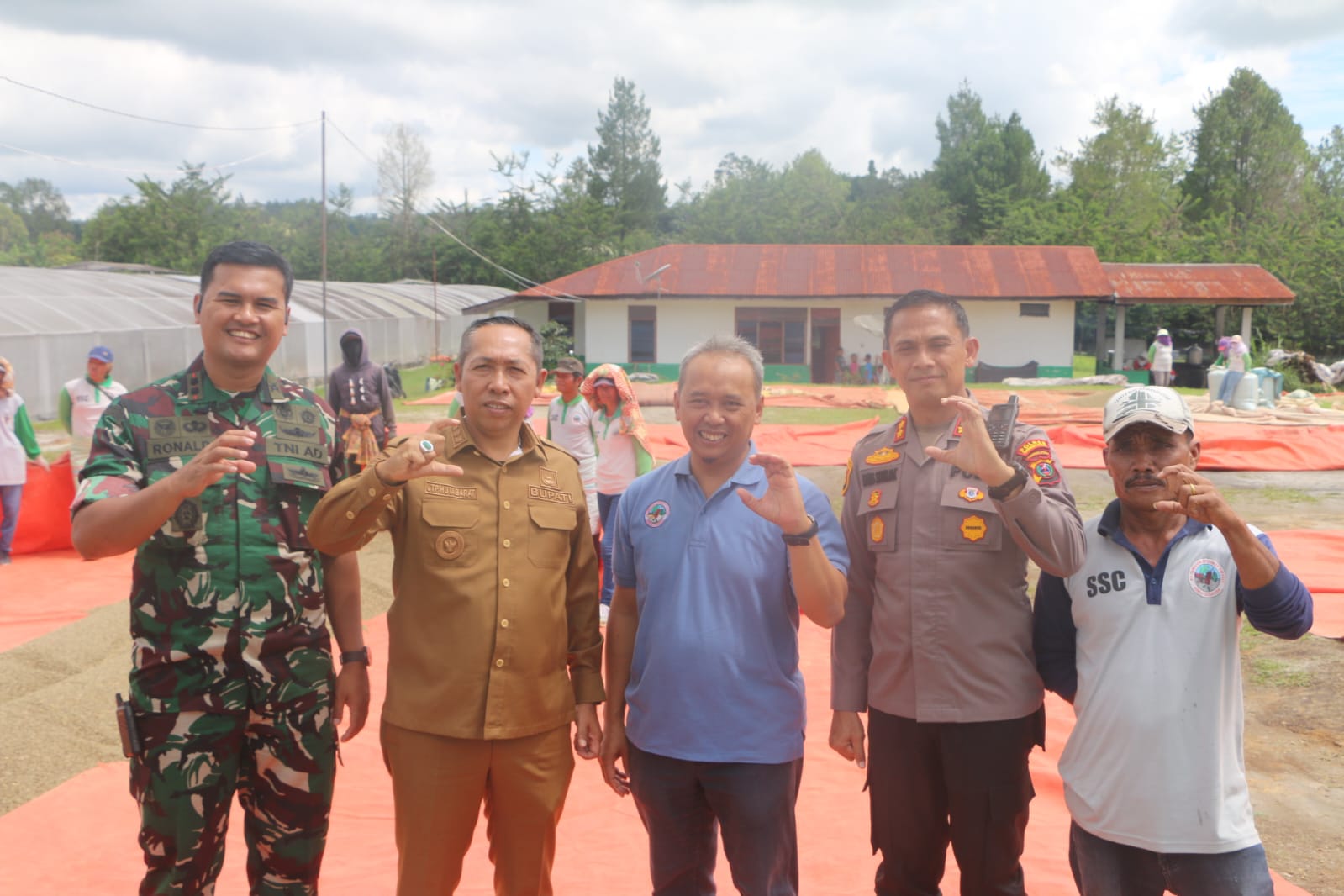 Dukung Industri Kopi Lokal, Bupati Taput Sapa Karyawan dan Petani di Siborongborong