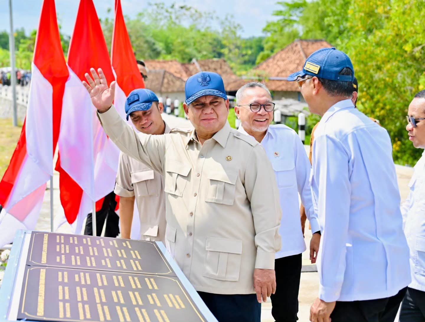 Presiden Prabowo melambaikan tangan ke warga saat peresmian jalan di Ruas Kedungdung–Bringkoning, Desa Lar Lar, Kecamatan Banyuates, Selasa (23/6/2026) kemarin. (Foto: Ist/Aktual Online)