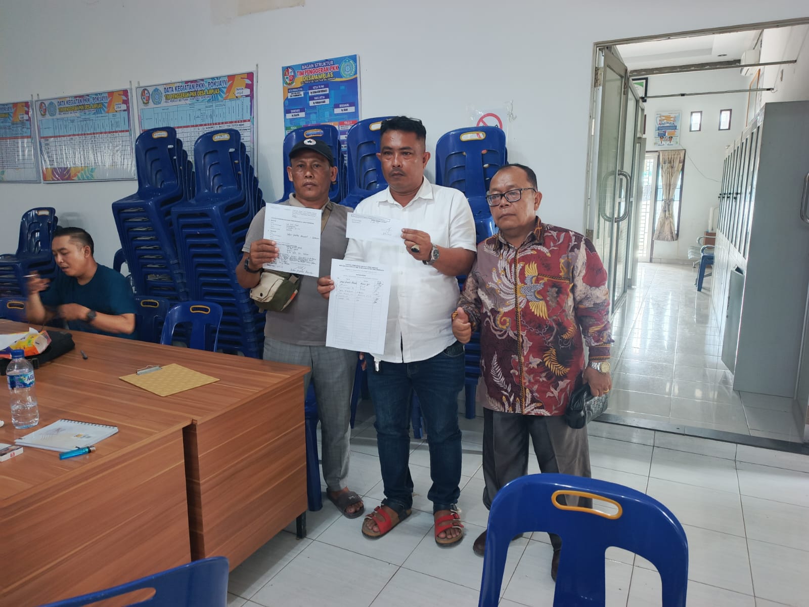 ‎Oknum Anggota Dewan Lakukan Mobilisasi Politik Berkedok Reses Agar Warga Pilih Cakades Amplas Nomor Urut 1, Ada Bagi-bagi Uang Juga