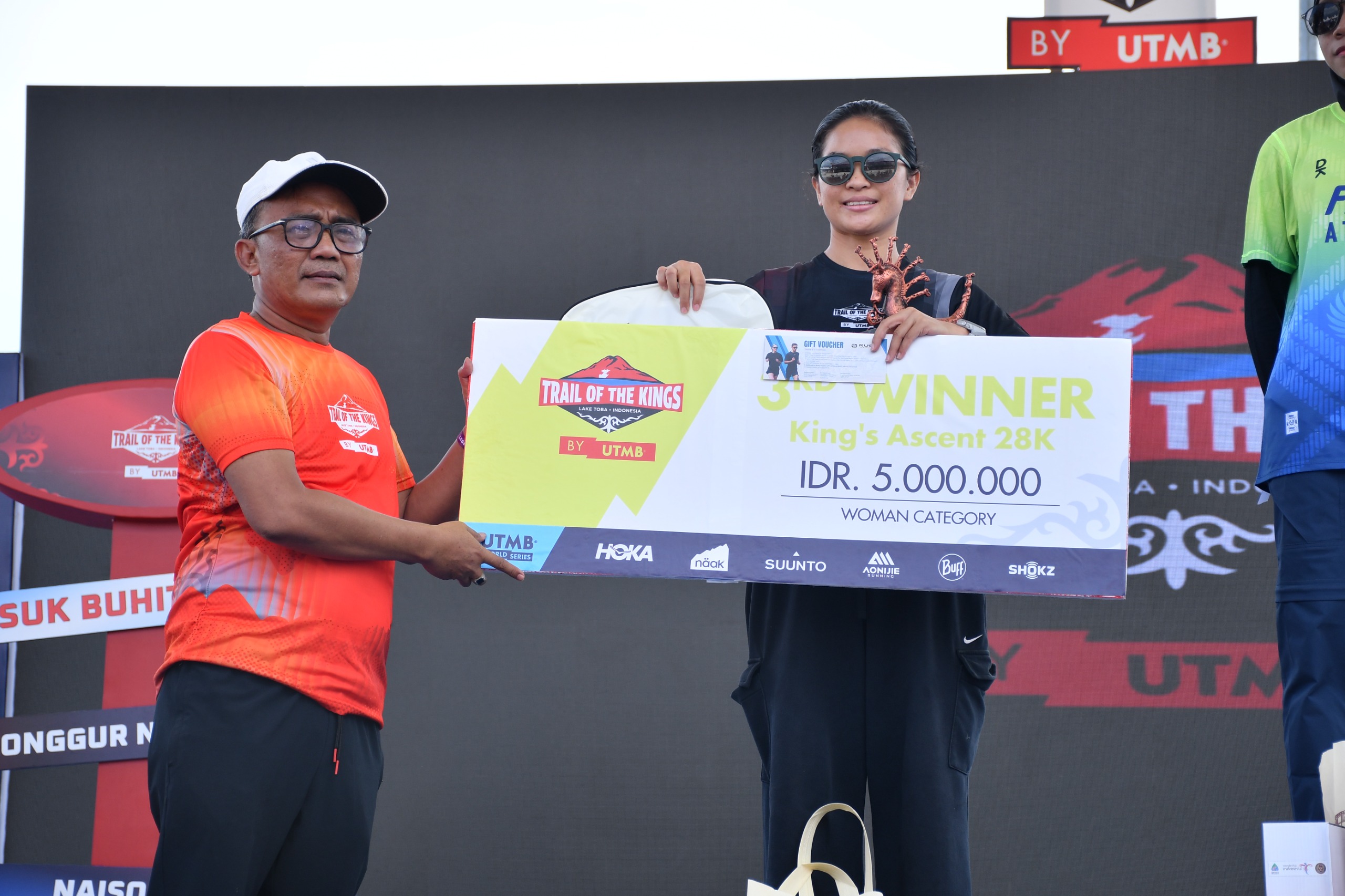 Juara TOTK 2026 Naik Podium, Bupati Samosir bersama Sekdaprovsu Serahkan Hadiah