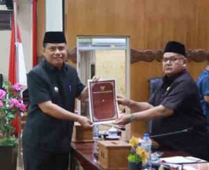 Wabup Katamso Hadiri Paripurna DPRD, Pemkab Tanjab Barat Dukung Ranperda Kependudukan dan Cadangan Pangan