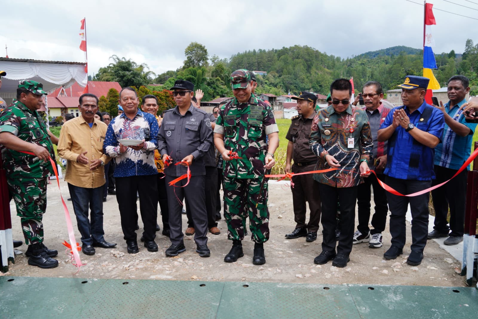 Pangdam I/Bukit Barisan dan Bupati Tapanuli Utara Resmikan Jembatan Siualuompu, Wujud Nyata Kolaborasi Pemerintah dan TNI