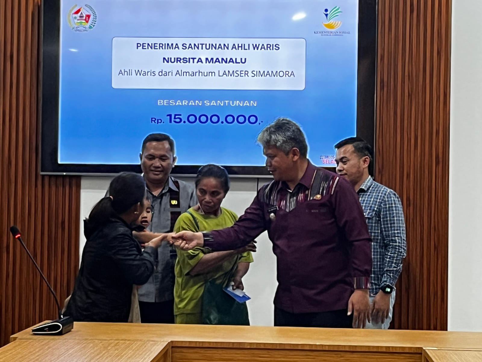 Pemkab Tapanuli Utara Serahkan Santunan bagi Keluarga Korban Kebakaran di Hutatinggi